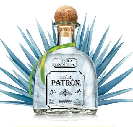 Garrafa de tequila Patron Silver com folhas de agave azul para a divulgação da Tequila Patrón Week